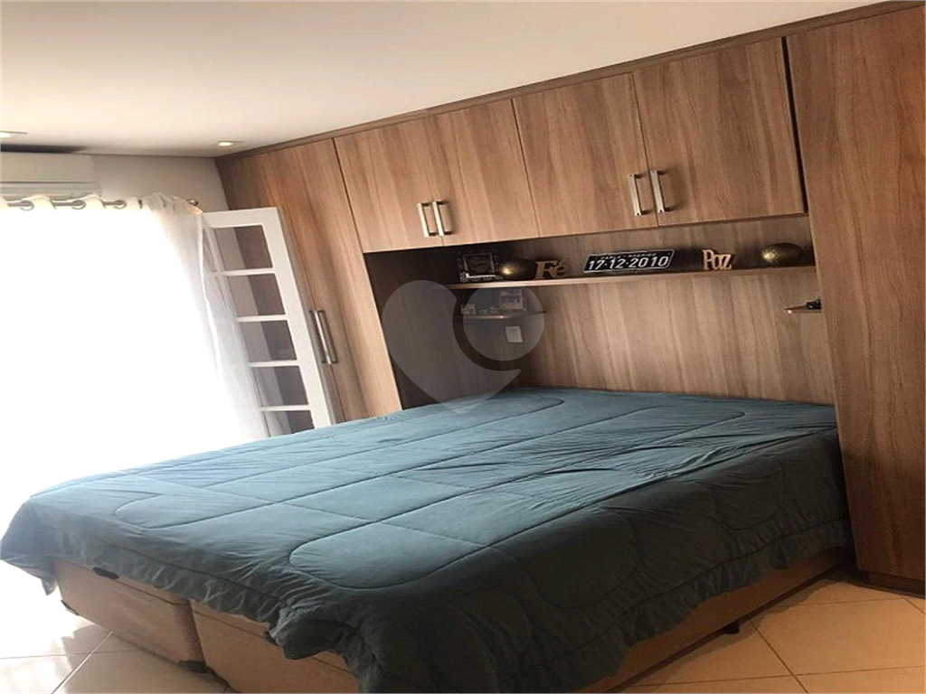 Casa térrea com entrada lateral sendo 3 dormitórios, sendo 2 suítes e duas vagas