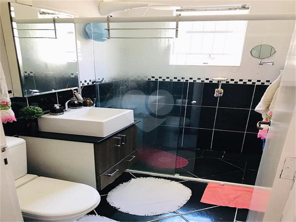 Casa térrea com entrada lateral sendo 3 dormitórios, sendo 2 suítes e duas vagas