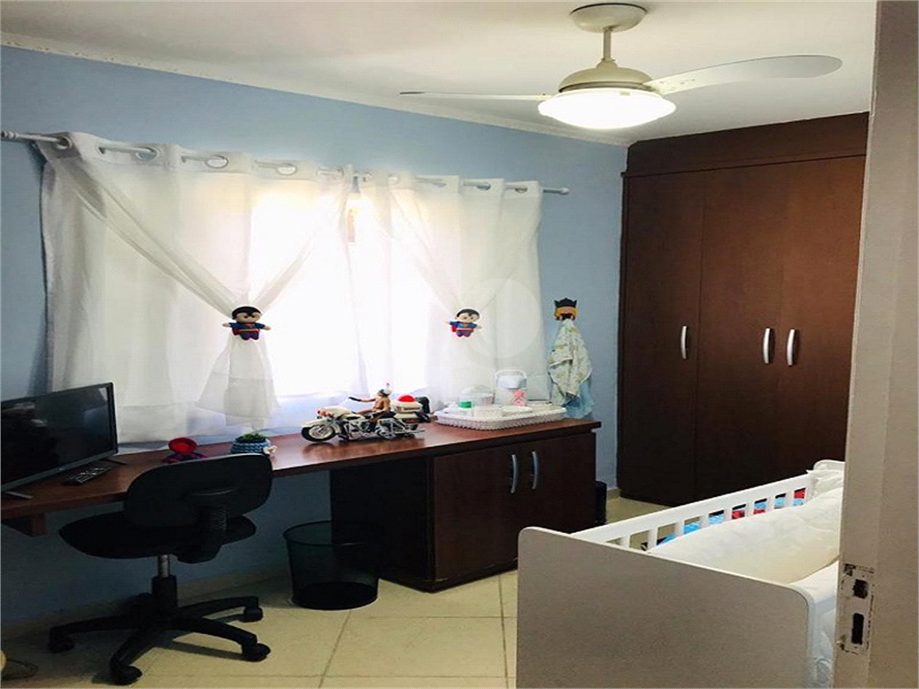 Casa térrea com entrada lateral sendo 3 dormitórios, sendo 2 suítes e duas vagas