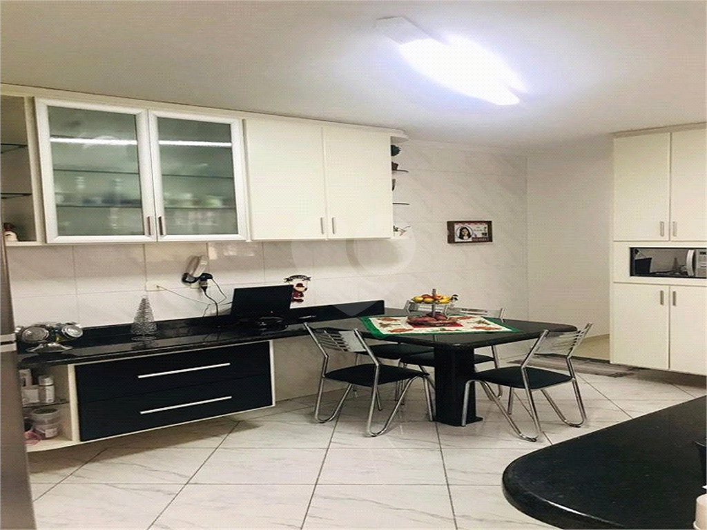 Casa térrea com entrada lateral sendo 3 dormitórios, sendo 2 suítes e duas vagas