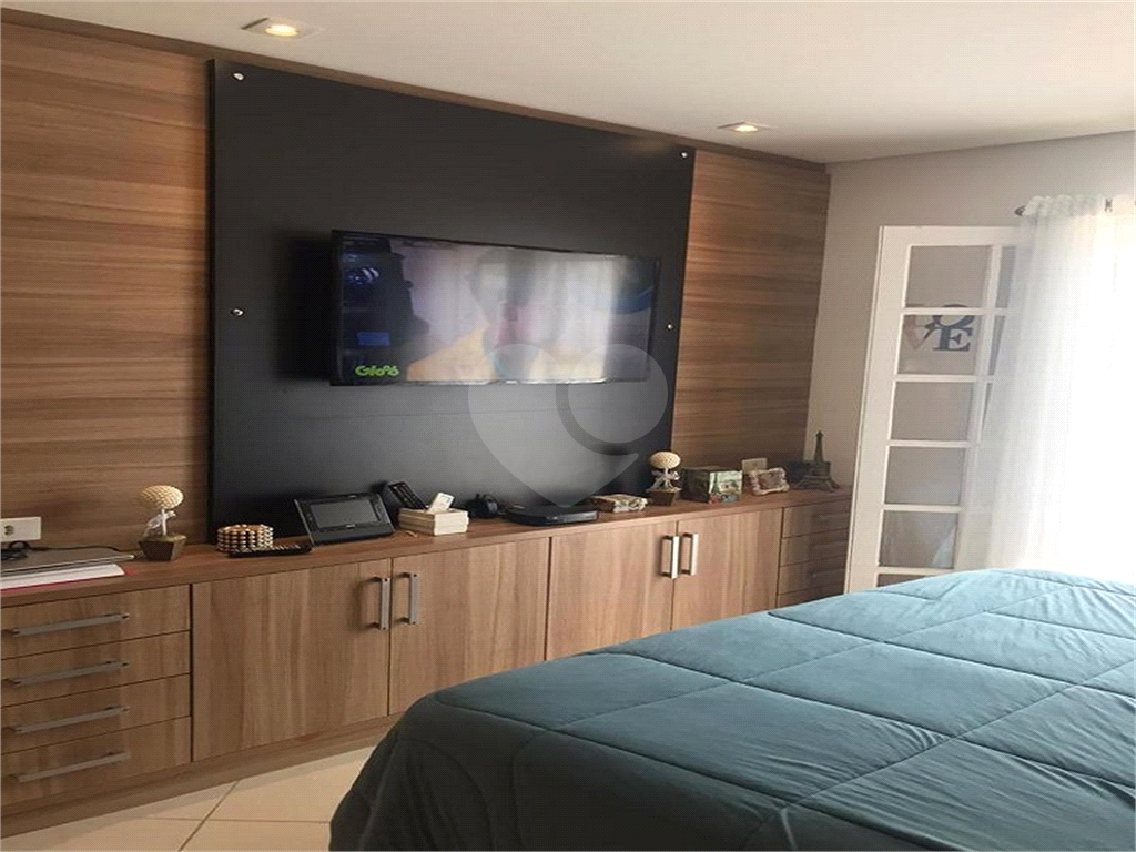 Casa térrea com entrada lateral sendo 3 dormitórios, sendo 2 suítes e duas vagas