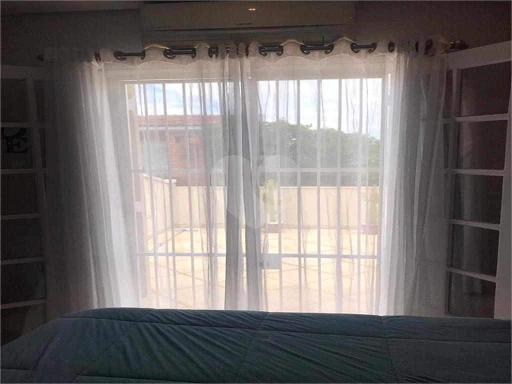 Casa térrea com entrada lateral sendo 3 dormitórios, sendo 2 suítes e duas vagas