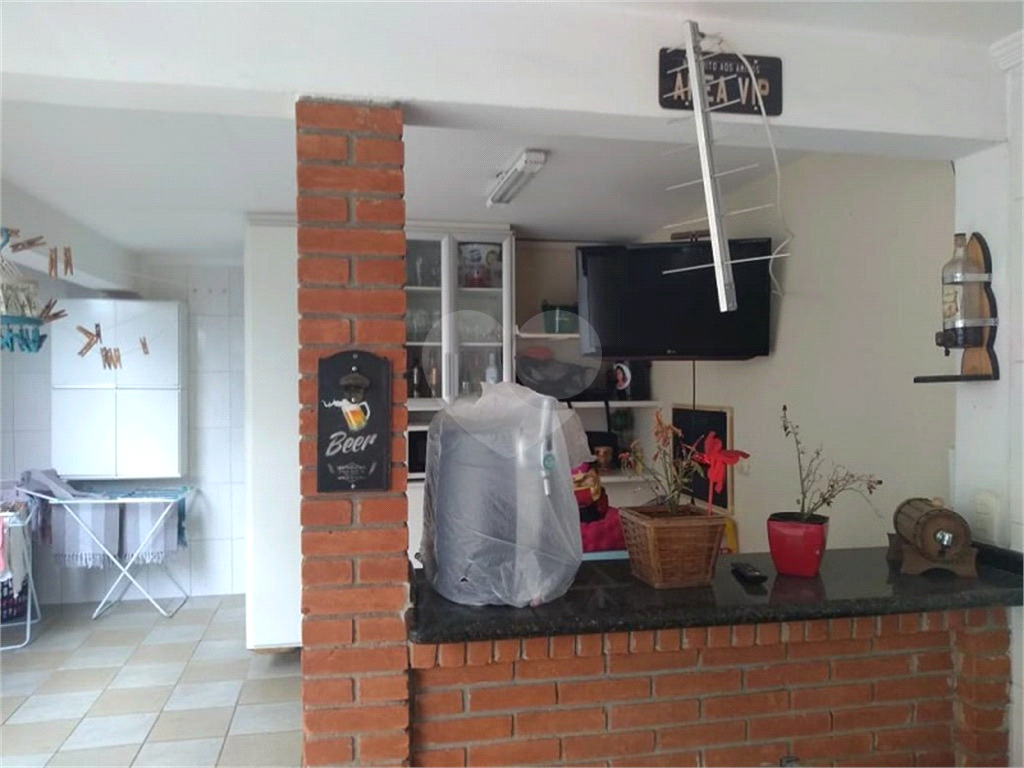 Casa térrea com entrada lateral sendo 3 dormitórios, sendo 2 suítes e duas vagas