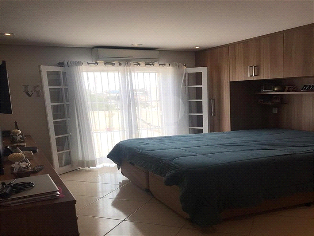 Casa térrea com entrada lateral sendo 3 dormitórios, sendo 2 suítes e duas vagas