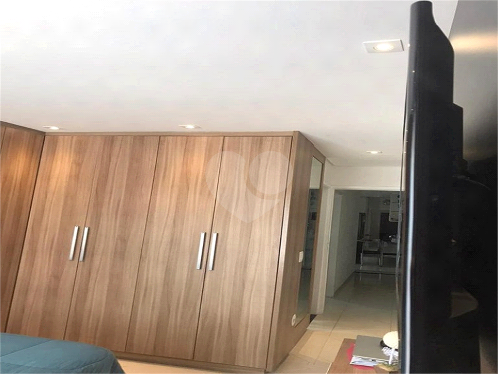 Casa térrea com entrada lateral sendo 3 dormitórios, sendo 2 suítes e duas vagas