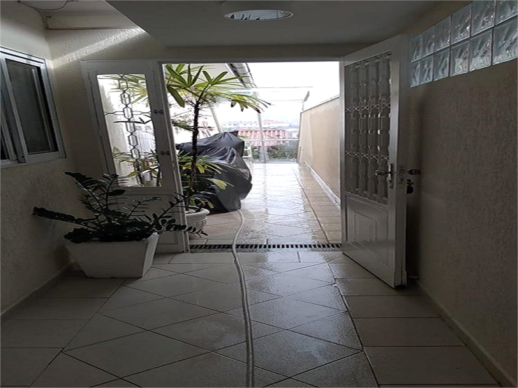 Casa térrea com entrada lateral sendo 3 dormitórios, sendo 2 suítes e duas vagas