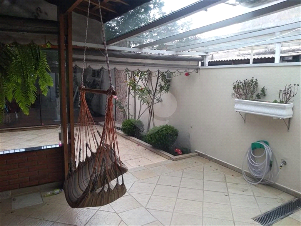 Casa térrea com entrada lateral sendo 3 dormitórios, sendo 2 suítes e duas vagas