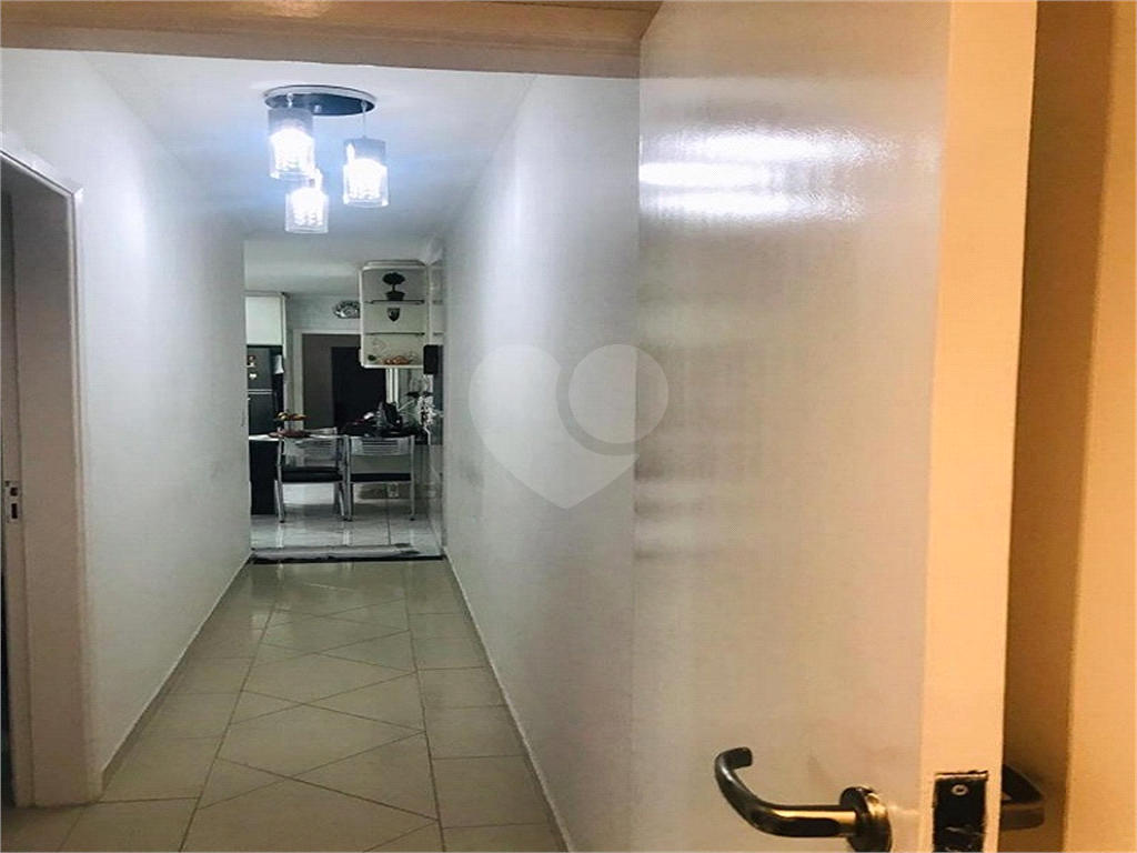 Casa térrea com entrada lateral sendo 3 dormitórios, sendo 2 suítes e duas vagas