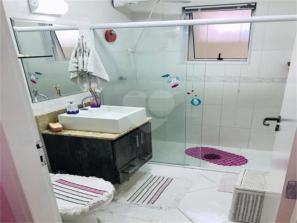 Casa térrea com entrada lateral sendo 3 dormitórios, sendo 2 suítes e duas vagas