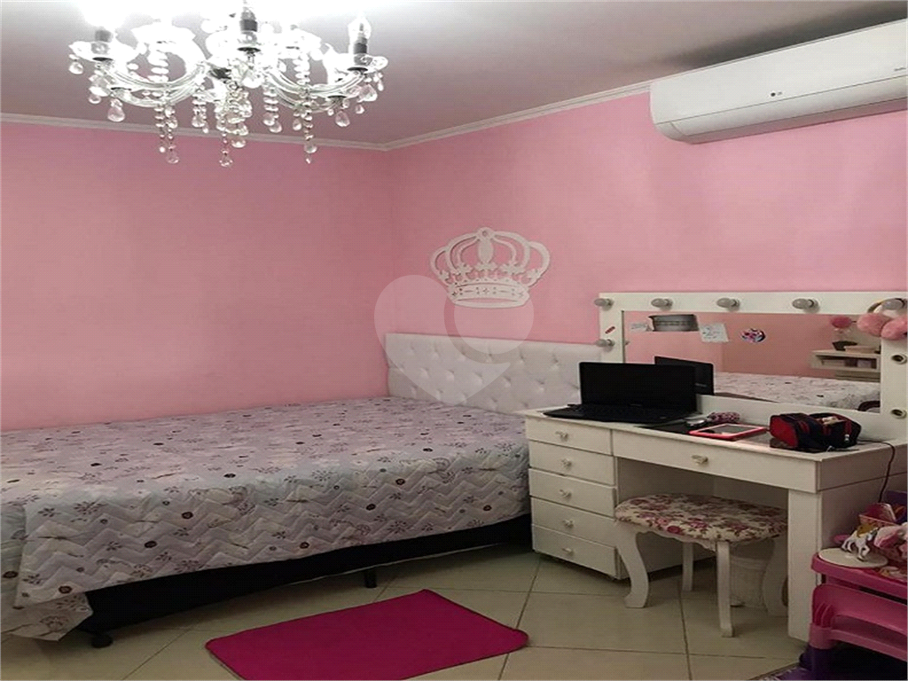 Casa térrea com entrada lateral sendo 3 dormitórios, sendo 2 suítes e duas vagas