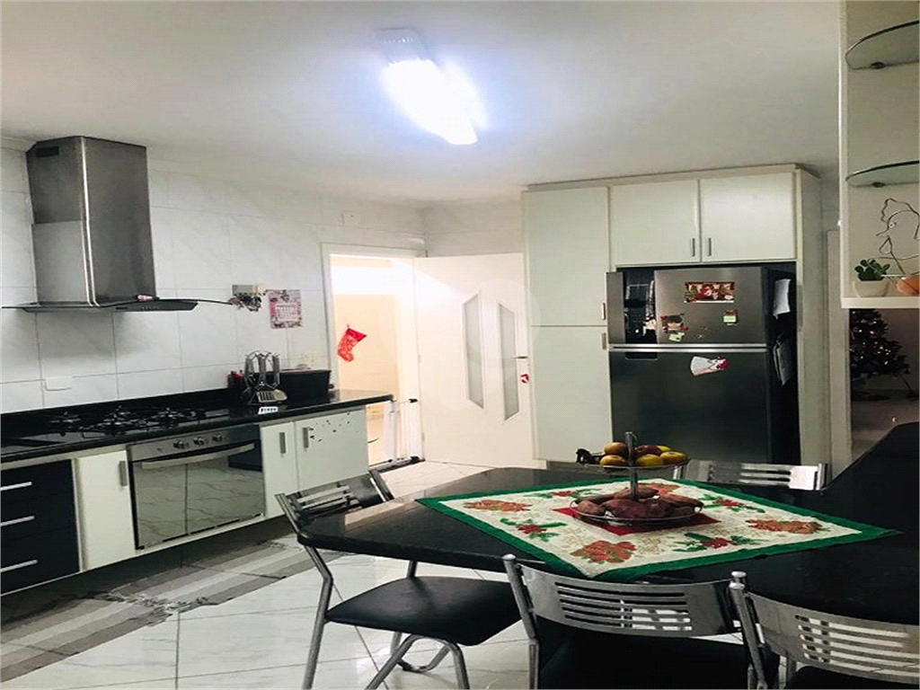 Casa térrea com entrada lateral sendo 3 dormitórios, sendo 2 suítes e duas vagas