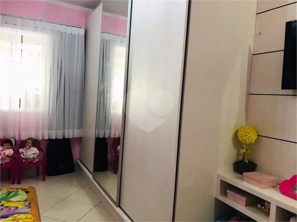 Casa térrea com entrada lateral sendo 3 dormitórios, sendo 2 suítes e duas vagas