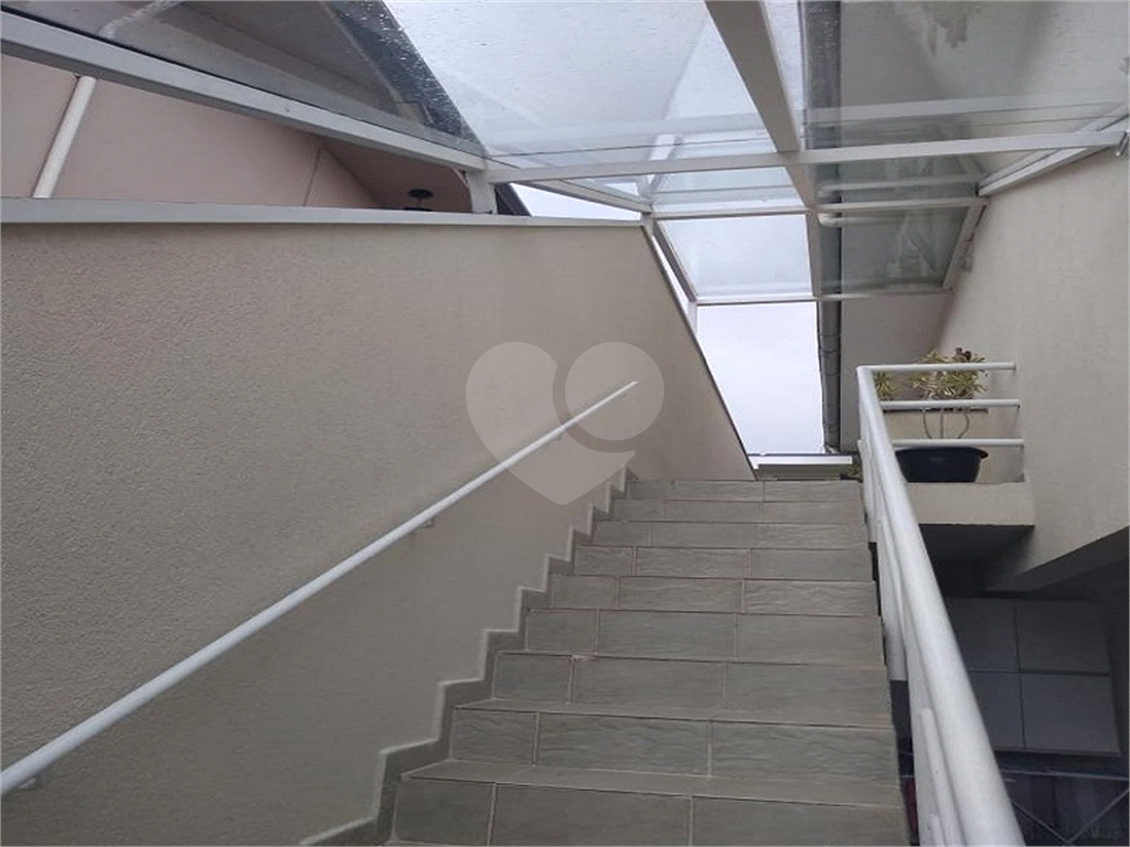 Casa térrea com entrada lateral sendo 3 dormitórios, sendo 2 suítes e duas vagas