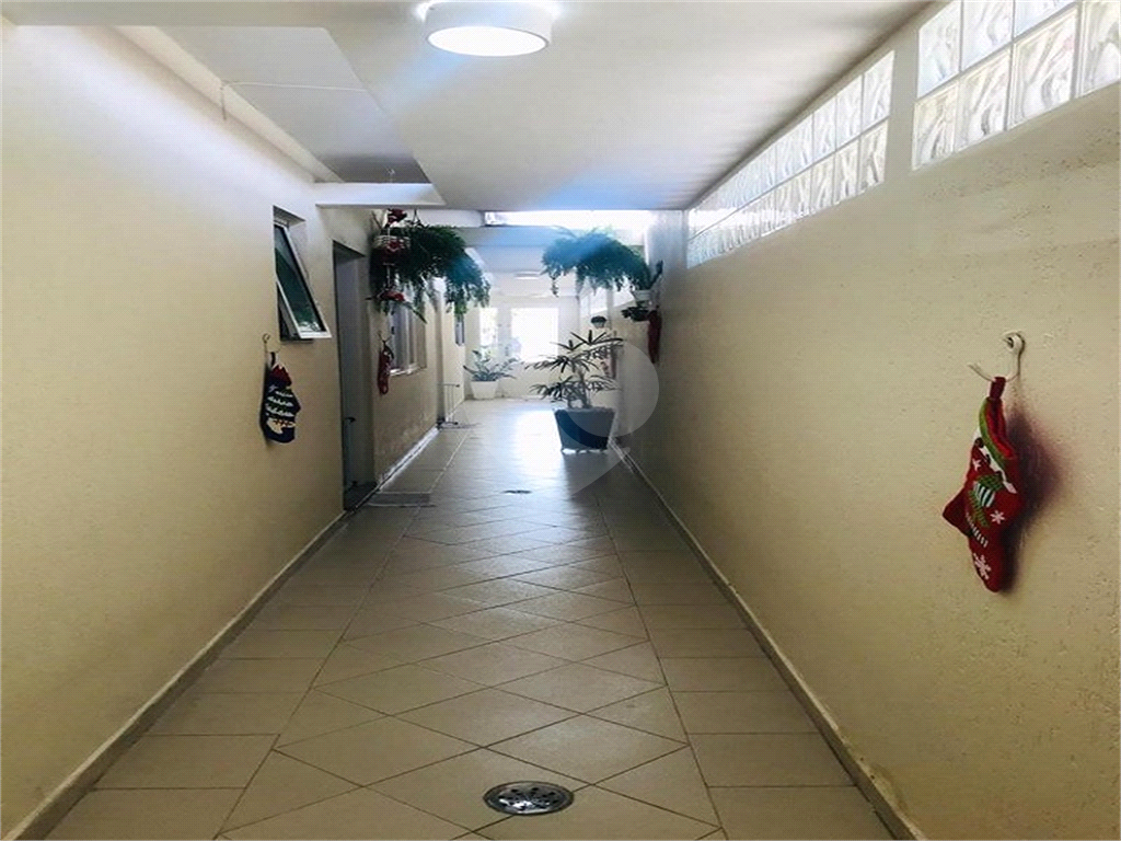 Casa térrea com entrada lateral sendo 3 dormitórios, sendo 2 suítes e duas vagas