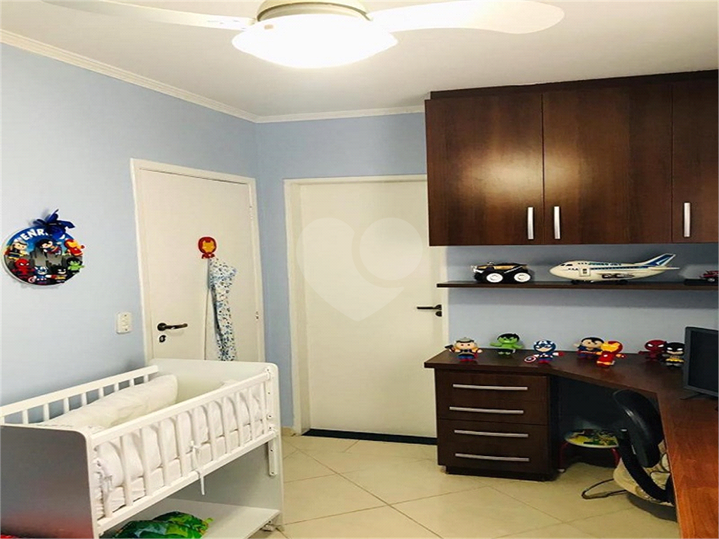 Casa térrea com entrada lateral sendo 3 dormitórios, sendo 2 suítes e duas vagas