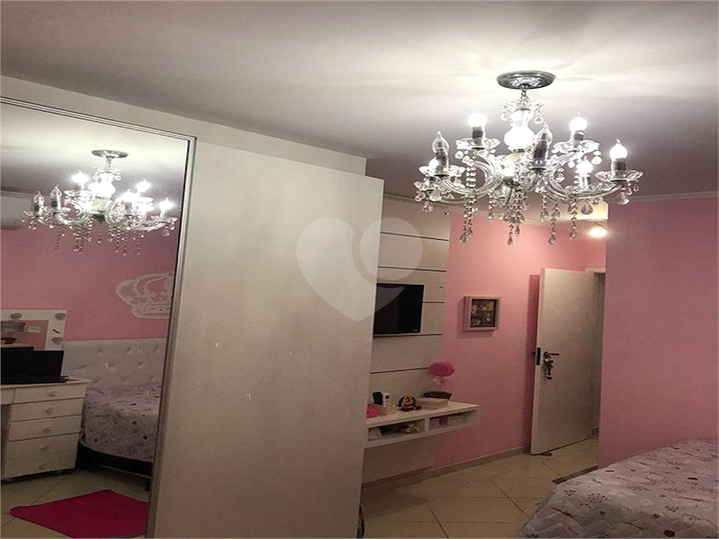 Casa térrea com entrada lateral sendo 3 dormitórios, sendo 2 suítes e duas vagas