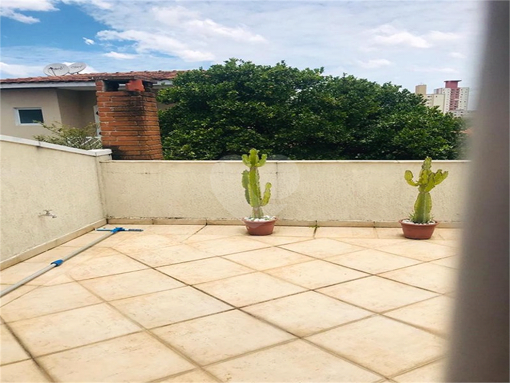 Casa térrea com entrada lateral sendo 3 dormitórios, sendo 2 suítes e duas vagas