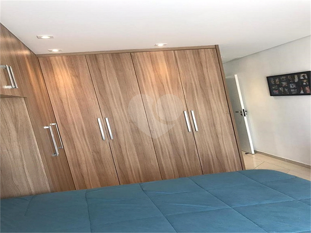 Casa térrea com entrada lateral sendo 3 dormitórios, sendo 2 suítes e duas vagas
