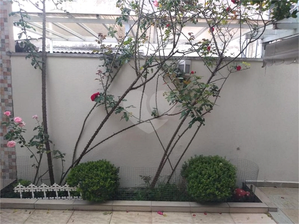 Casa térrea com entrada lateral sendo 3 dormitórios, sendo 2 suítes e duas vagas