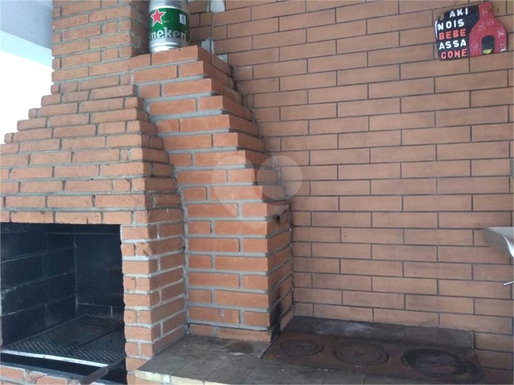 Casa térrea com entrada lateral sendo 3 dormitórios, sendo 2 suítes e duas vagas
