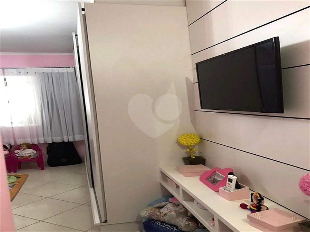 Casa térrea com entrada lateral sendo 3 dormitórios, sendo 2 suítes e duas vagas