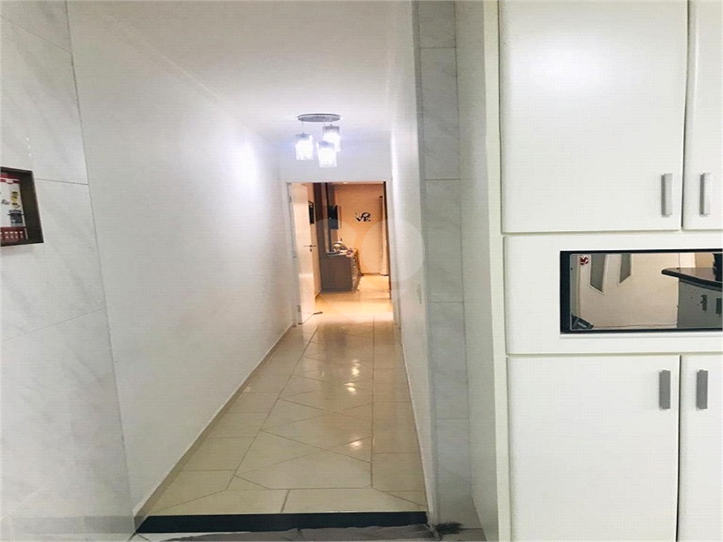 Casa térrea com entrada lateral sendo 3 dormitórios, sendo 2 suítes e duas vagas
