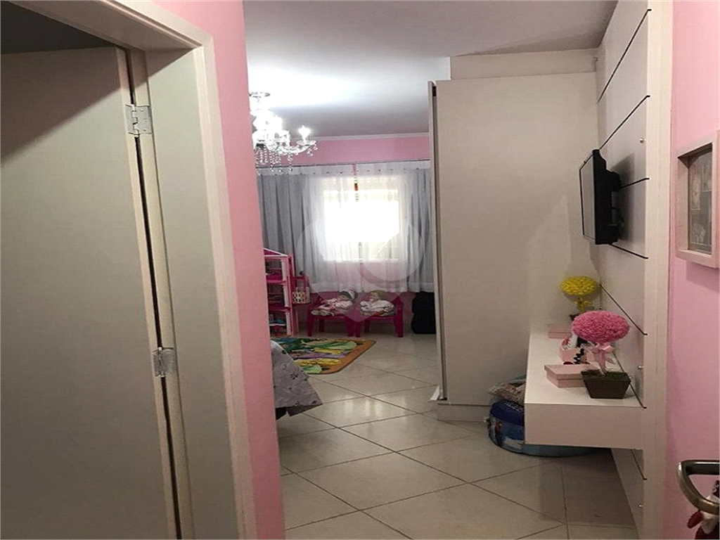 Casa térrea com entrada lateral sendo 3 dormitórios, sendo 2 suítes e duas vagas