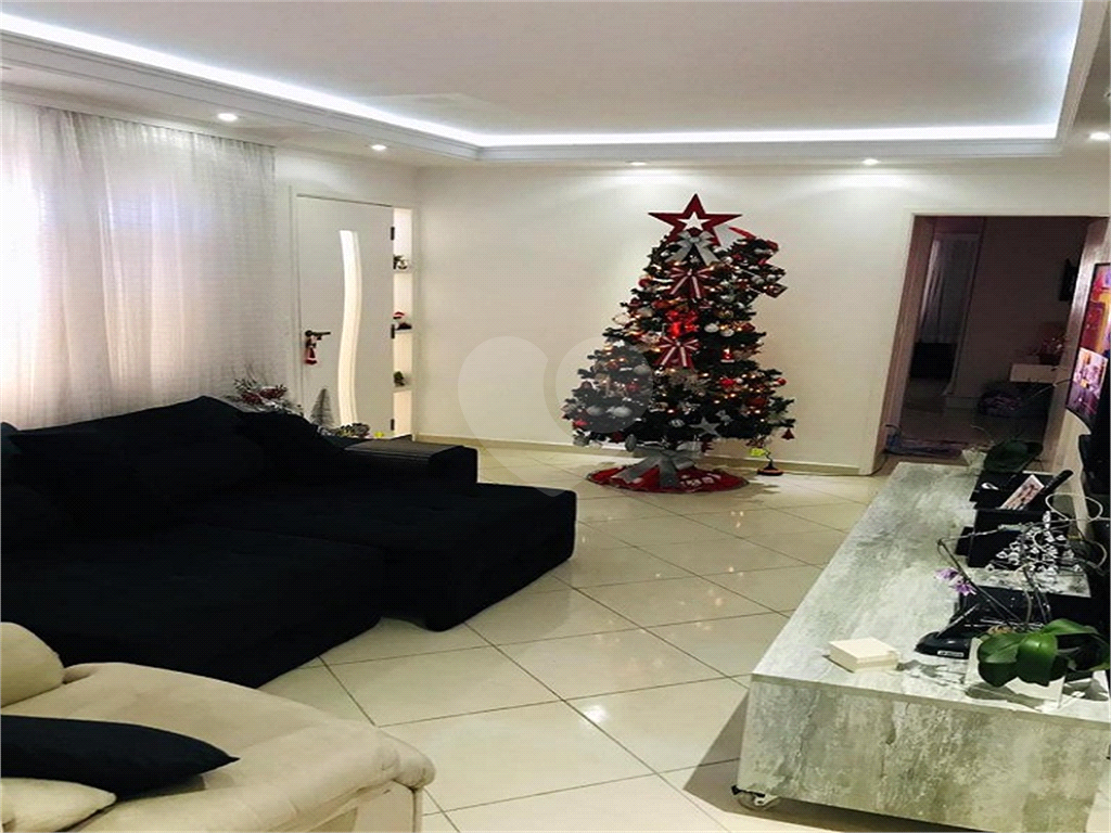 Casa térrea com entrada lateral sendo 3 dormitórios, sendo 2 suítes e duas vagas