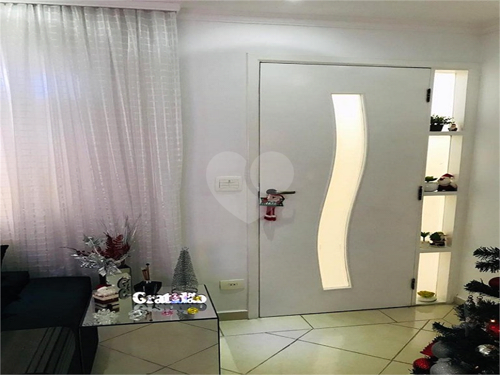 Casa térrea com entrada lateral sendo 3 dormitórios, sendo 2 suítes e duas vagas