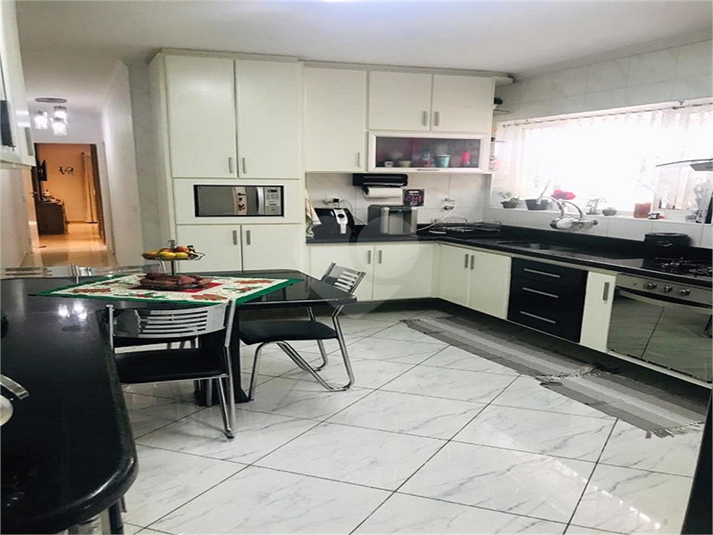 Casa térrea com entrada lateral sendo 3 dormitórios, sendo 2 suítes e duas vagas