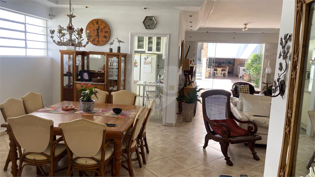Ampla casa térrea nas Palmas do Tremembé com 3 suítes e quintal enorme.