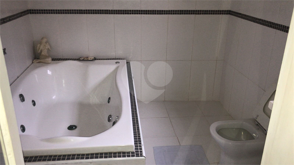 Sobrado com 04 Dormitórios por R$ 900.000,00