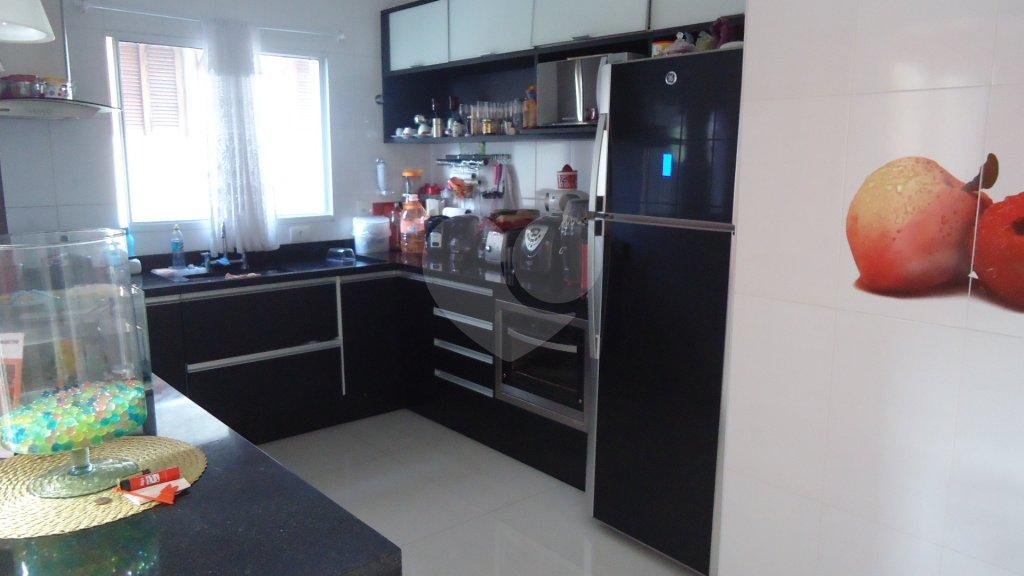 SOBRADO EM CONDOMÍNIO FECHADO A VENDA NA VILA SANTOS (PROX. HORTO) - 3 DORMS E 4 VAGAS DE GARAGEM