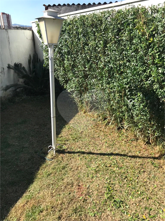 Sobrado charmoso em condomínio fechado - Venda
