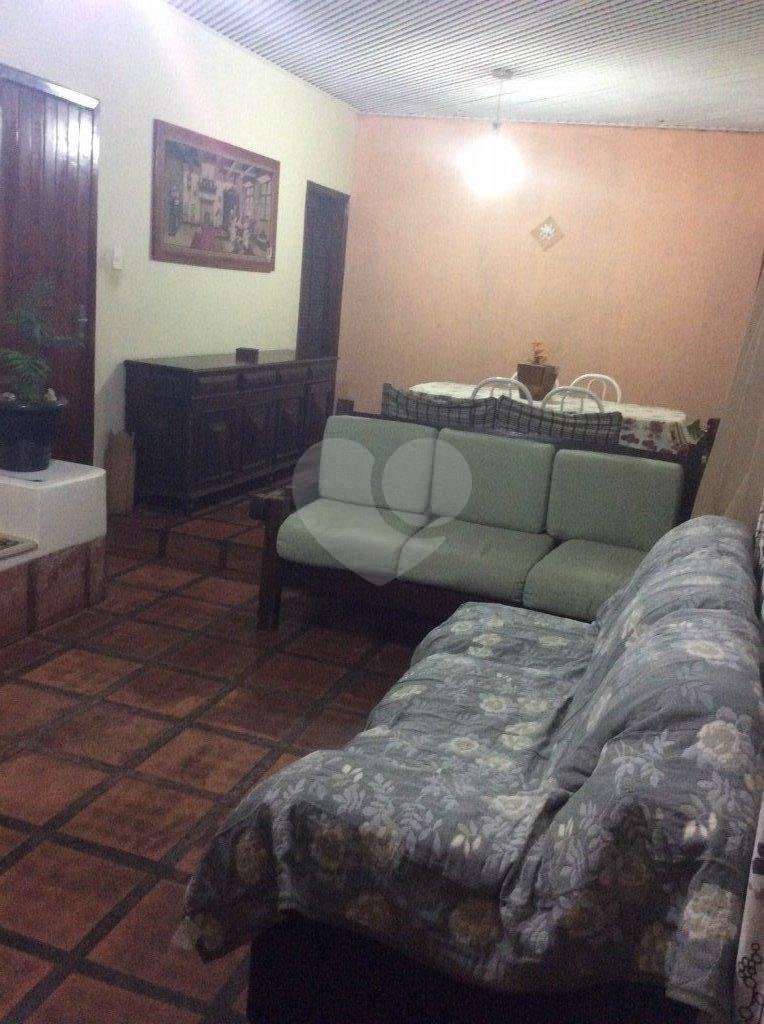 Casa com 3 quartos, 1 suíte avarandada.
