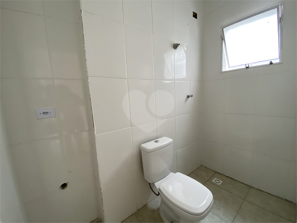Sobrado em condomínio fechado com 2 dormitórios, 1 banheiro, cozinha, sala e lavanderia,