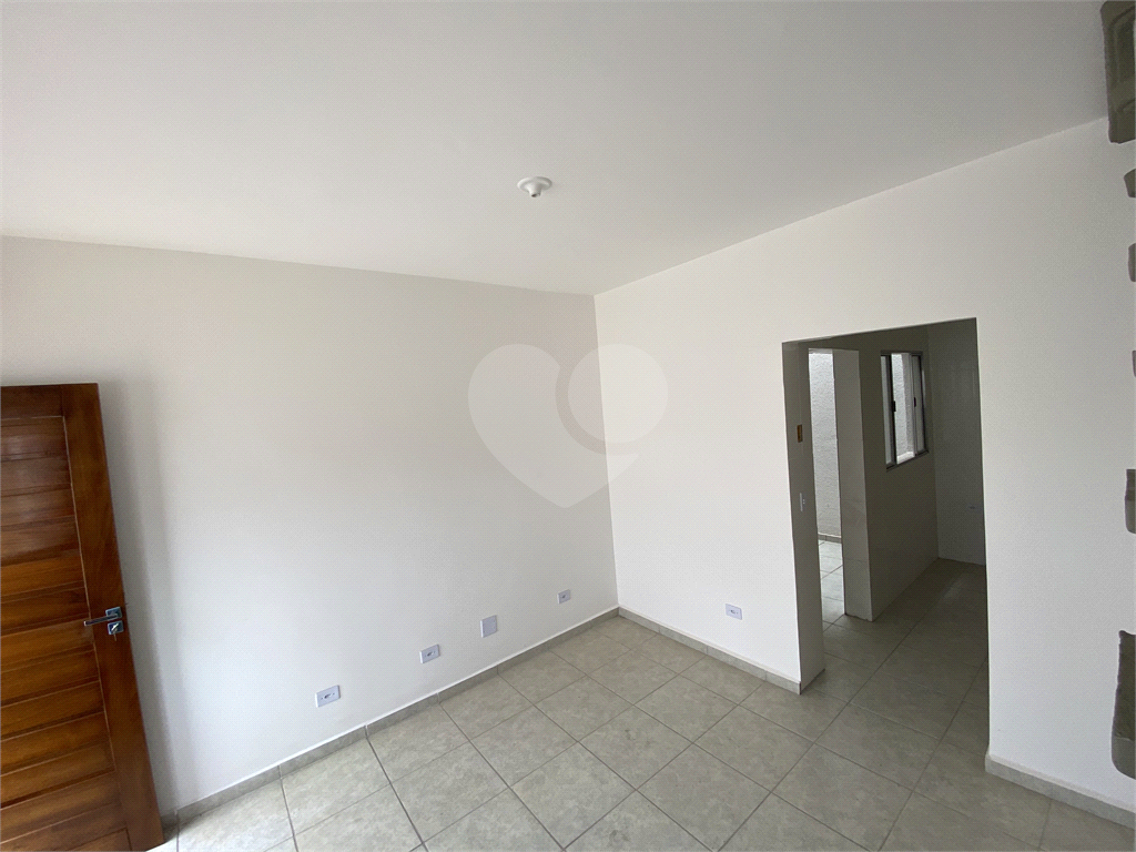 Sobrado em condomínio fechado com 2 dormitórios, 1 banheiro, cozinha, sala e lavanderia,