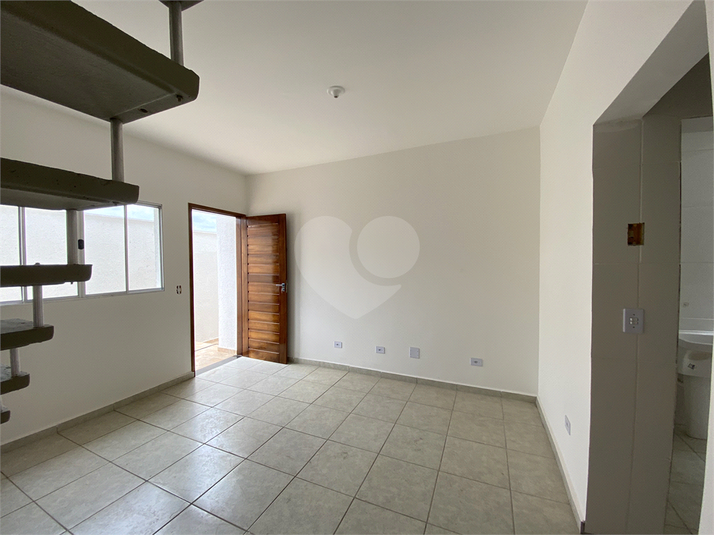 Sobrado em condomínio fechado com 2 dormitórios, 1 banheiro, cozinha, sala e lavanderia,