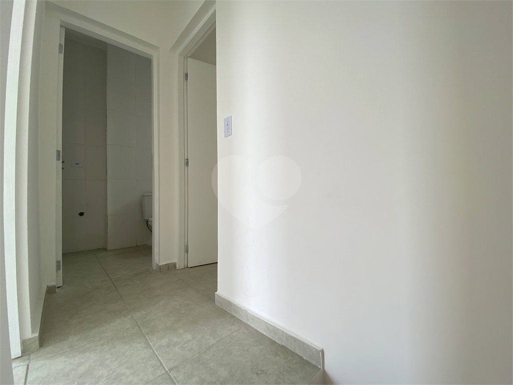 Sobrado em condomínio fechado com 2 dormitórios, 1 banheiro, cozinha, sala e lavanderia,