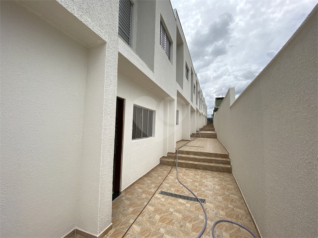 Sobrado em condomínio fechado com 2 dormitórios, 1 banheiro, cozinha, sala e lavanderi