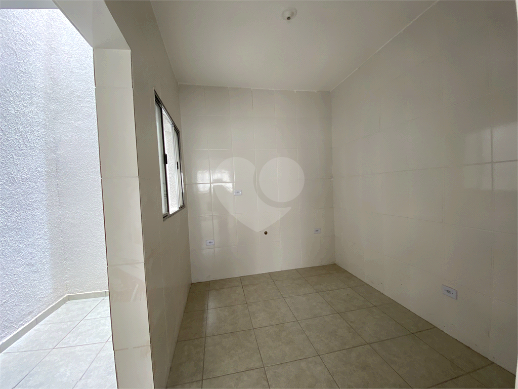 Sobrado em condomínio fechado com 2 dormitórios, 1 banheiro, cozinha, sala e lavanderi