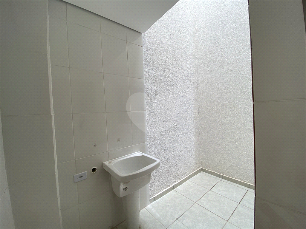 Sobrado em condomínio fechado com 2 dormitórios, 1 banheiro, cozinha, sala e lavanderi