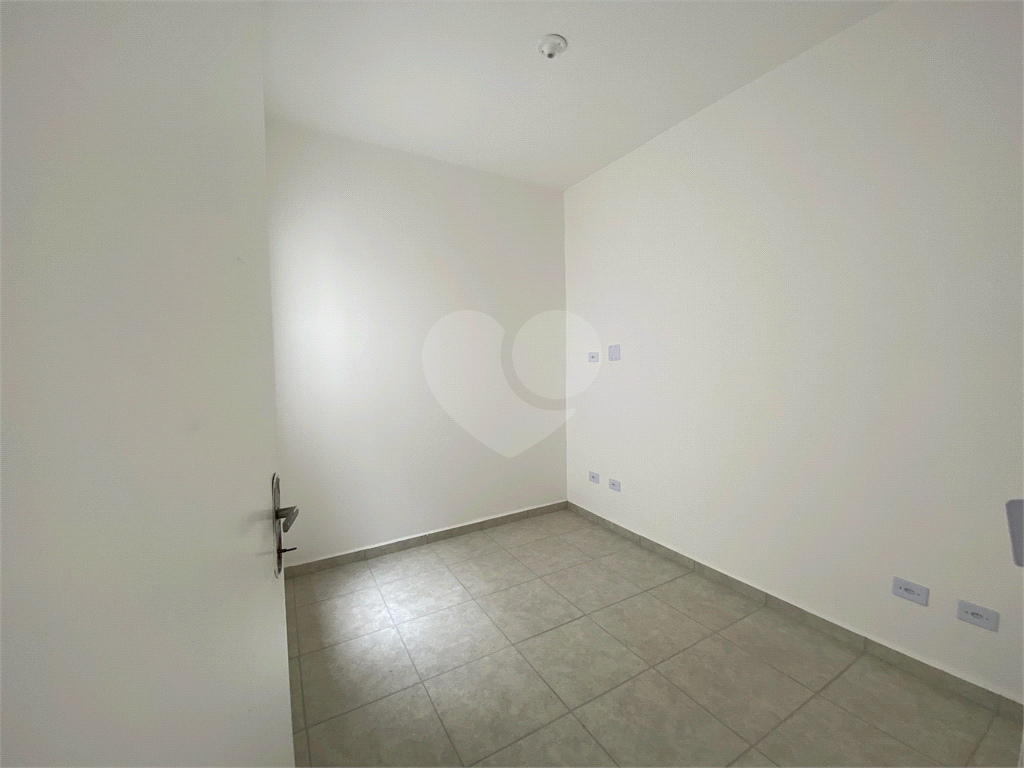 Sobrado em condomínio fechado com 2 dormitórios, 1 banheiro, cozinha, sala e lavanderi