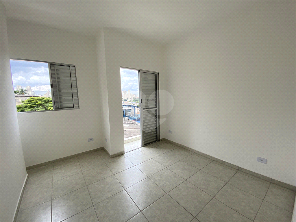 Sobrado em condomínio fechado com 2 dormitórios, 1 banheiro, cozinha, sala e lavanderi