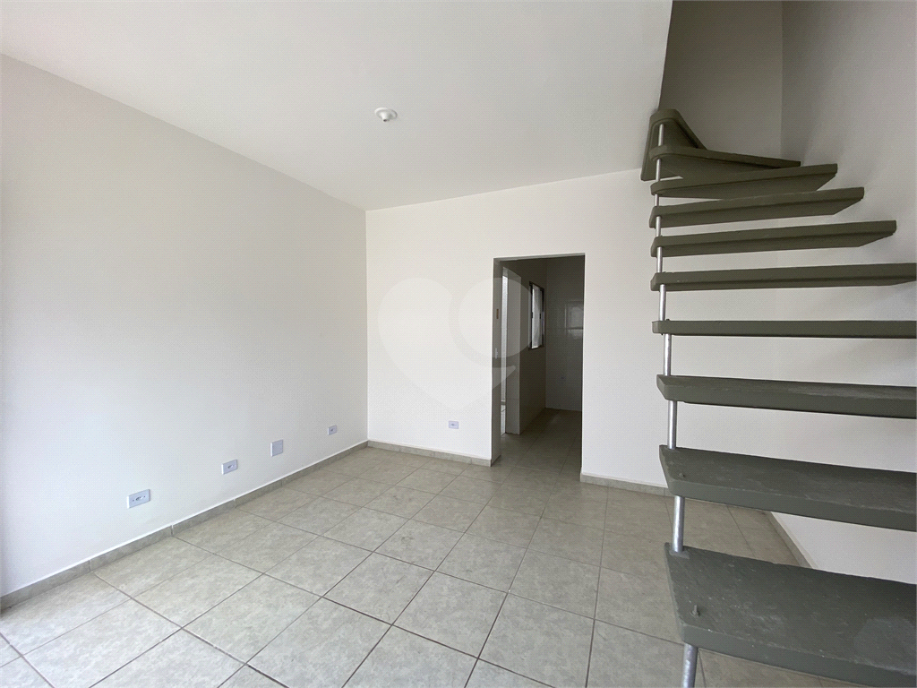 Sobrado em condomínio fechado com 2 dormitórios, 1 banheiro, cozinha, sala e lavanderia,