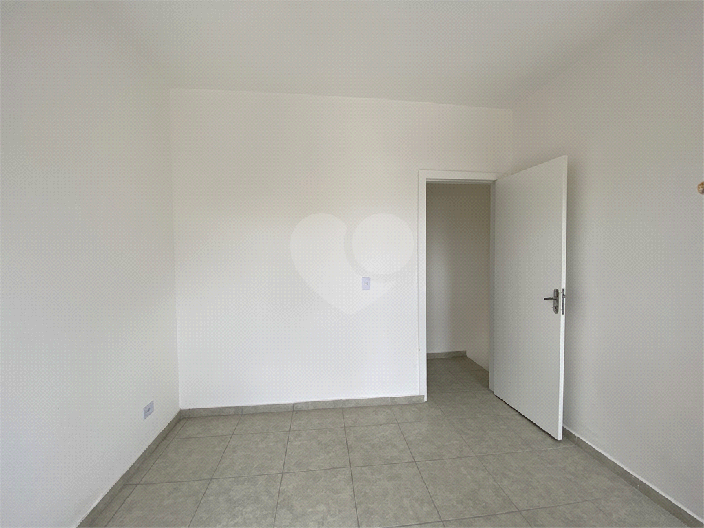 Sobrado em condomínio fechado com 2 dormitórios, 1 banheiro, cozinha, sala e lavanderia,