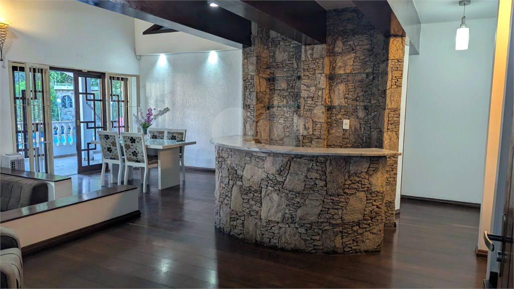 SOBRADO MARAVILHOSO A VENDA PRÓXIMO AO HORTO FLORESTAL - 4 DORMS (2 SUÍTES) E 4 VAGAS DE GARAGEM