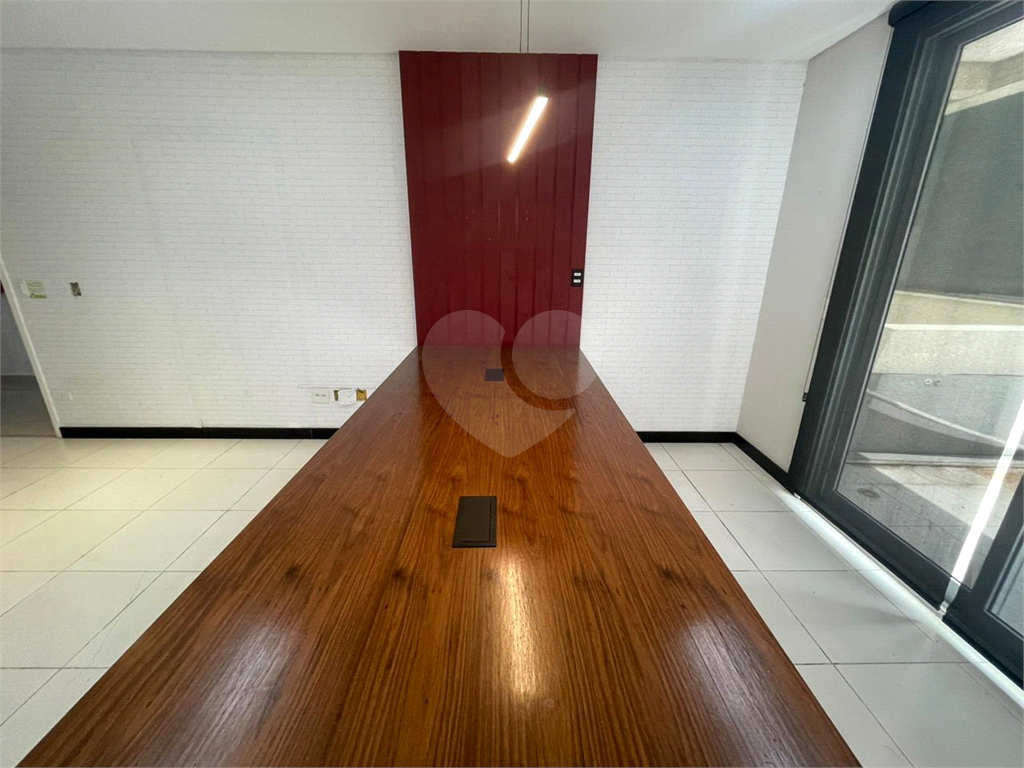 Sala Comercial Venda/Locação - 1 sala, 2 banheiros, 1 vaga