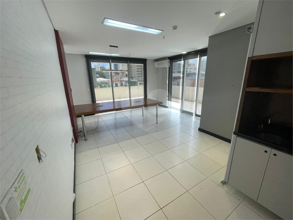 Sala Comercial Venda/Locação - 1 sala, 2 banheiros, 1 vaga