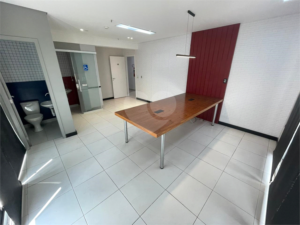 Sala Comercial Venda/Locação - 1 sala, 2 banheiros, 1 vaga